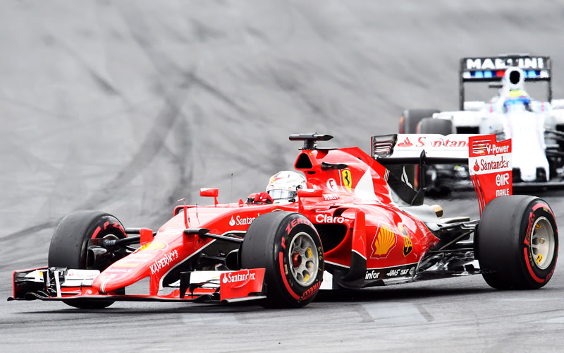 Ein verpatzter Boxenstopp kostete Ferrari-Pilot Sebastian Vettel Platz drei.