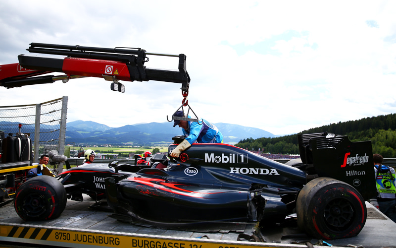 Alonso war mit seinem McLaren auf R&#228;ikk&#246;nens Ferrari gelandet. Auch der Spanier blieb unverletzt.