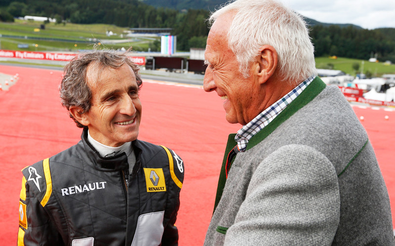 Der viermalige Champion Prost unterh&#228;lt sich mit Red-Bull-Besitzer Dietrich Mateschitz.