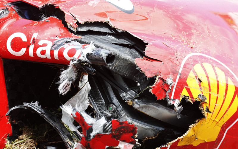 Der Ferrari von Kimi R&#228;ikk&#246;nen ist aufgerissen.