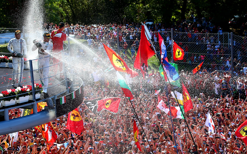 Das Podium in Monza &#252;ber der Menschenmenge, in der Rot dominiert. 