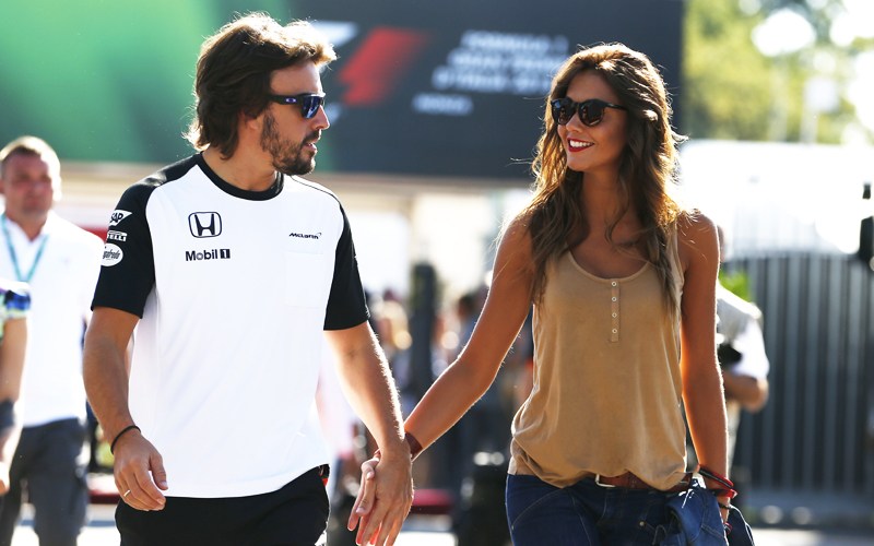 McLaren-Pilot Fernando Alonso kam mit Freundin Lara Alvarez an die Strecke. 