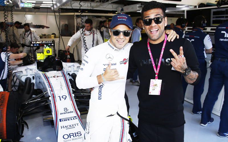 Williams-Pilot Felipe Massa bekam von Barcelonas Fu&#223;ballstar Dani Alves Besuch. 