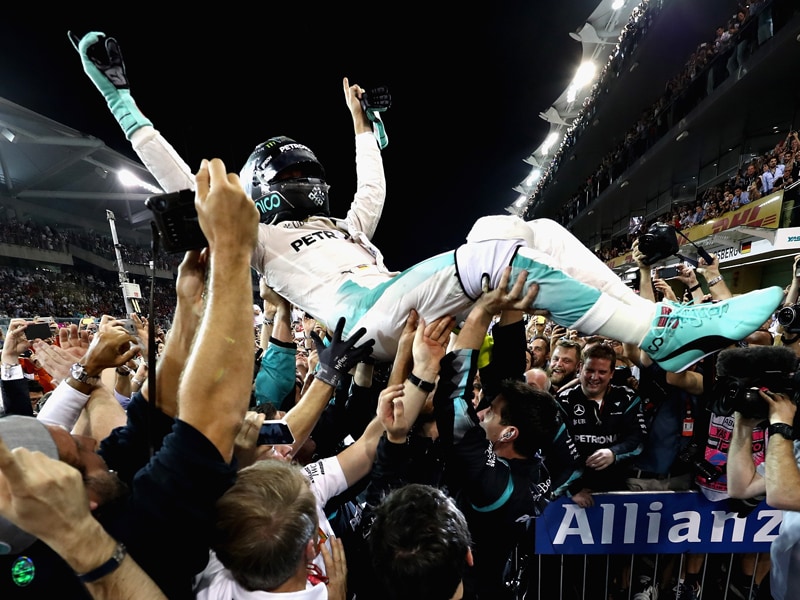 Vollbracht! Rosberg ist erstmals Weltmeister. Ein Zweiter Platz in Abu Dhabi reicht, dann tragen die Mercedes-Mechaniker den Wahl-Monegassen auf H&#228;nden. 