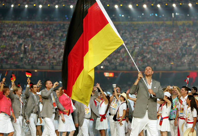 Dirk Nowitzki bei der Er&#246;ffnungsfeier der Olympischen Spiele 2008 in Peking als Fahnentr&#228;ger der deutschen Mannschaft