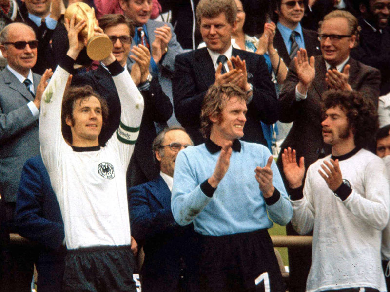Franz Beckenbauer (v. li.) neben Sepp Maier und Paul Breitner