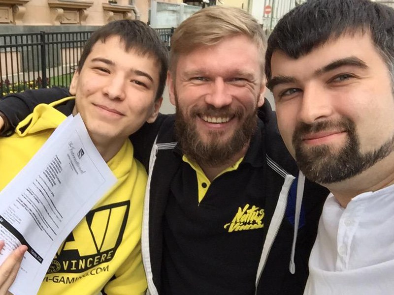Visum nach vier Anläufen: Spieler 'SoNNeikO', Eugene 'Ugin' Erofeev und Mark Averbukh (v.li.).