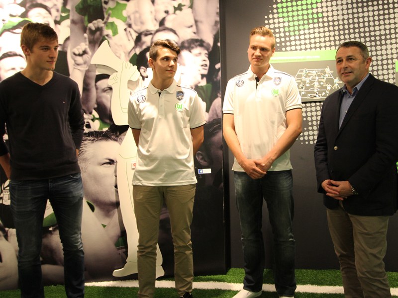 Der VfL Wolfsburg greift im eSport an: Manager Klaus Allofs (re.) und Bundesliga-Profi Robin Knoche (li.) stellten die Neuzugänge Benedikt 'SaLz0r' Saltzer (mi. re.) und Daniel 'Dani' Fink (mi. li.) vor.