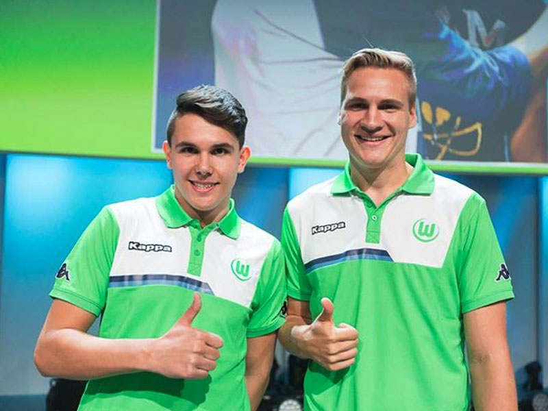 Daniel Fink (li.) ist nicht mehr beim VfL Wolfsburg. Der Verein hat die Trennung des FIFA-Spielers bestätigt.
