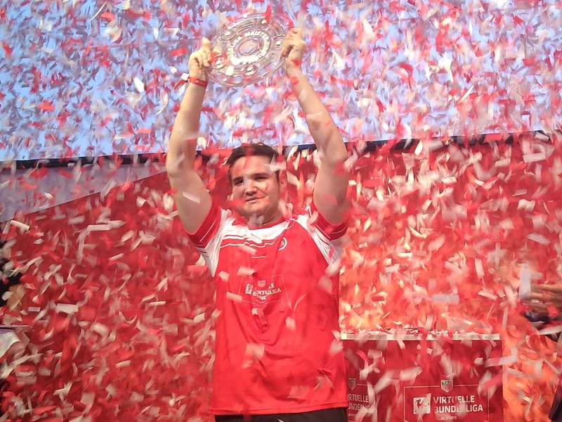 Der neue deutsche FIFA-Meister: Tim "The StrxngeR" Katnawatos.