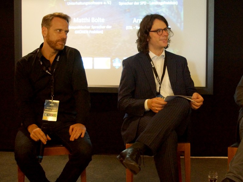 Arne Peters (ESL, li.) und Matthi Bolte (Grüne) bei der Diskussion über die politische Wahrnehmung des eSport.