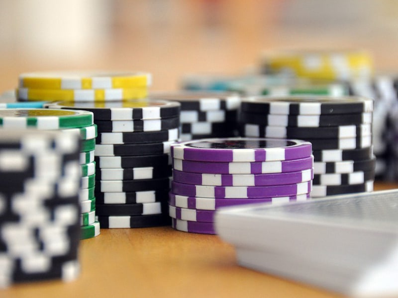 Statt Pokerchips werden beim eSport häufig Skins verwettet.