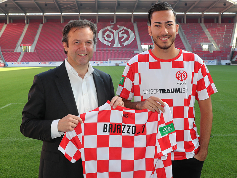 Mainz' neuer FIFA-Profi 'Bajazzo_7' (re.) und Dr. Lehmann, kaufmännischer Vorstand des 1. FSV Mainz 05.