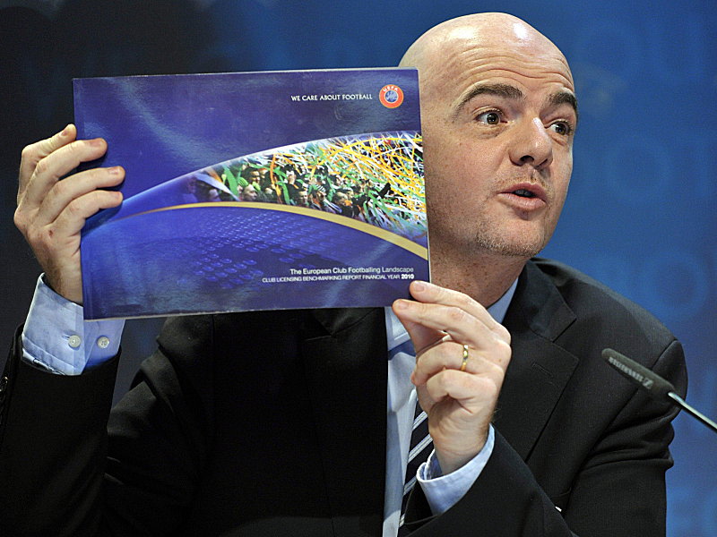UEFA-Generalsekretär Gianni Infantino bei der Präsentation der Regeln des Financial Fair Play im August 2012. Drei Vereine müssen für Verstöße gegen das Regelwerk nun die Konsequenzen tragen.