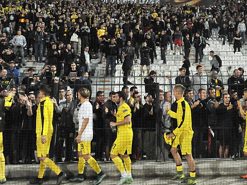 "Nicht alle über einen Kamm scheren": Die BVB-Profis gingen trotz der Krawalle nach dem Spiel zu ihren Fans.