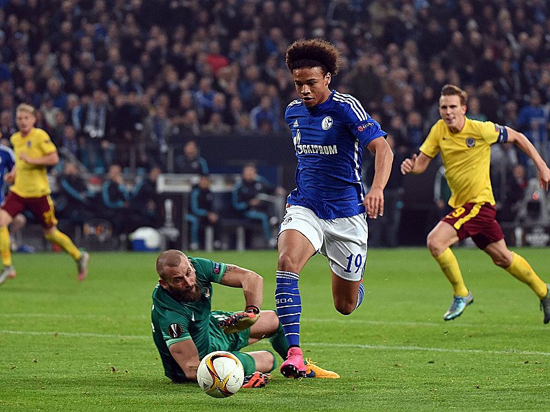 Etwas ausdenken und das dann voll durchziehen: Leroy Sané vorbei an David Bicik auf dem Weg zum Tor.