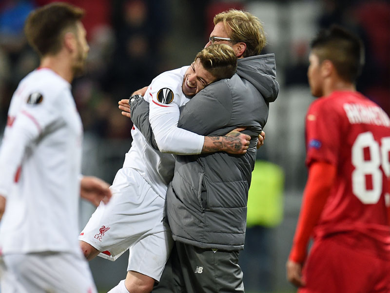 Eine Schulter zum Anlehnen: Liverpools Linksverteidiger Alberto Moreno hat große Freude an Jürgen Klopp.