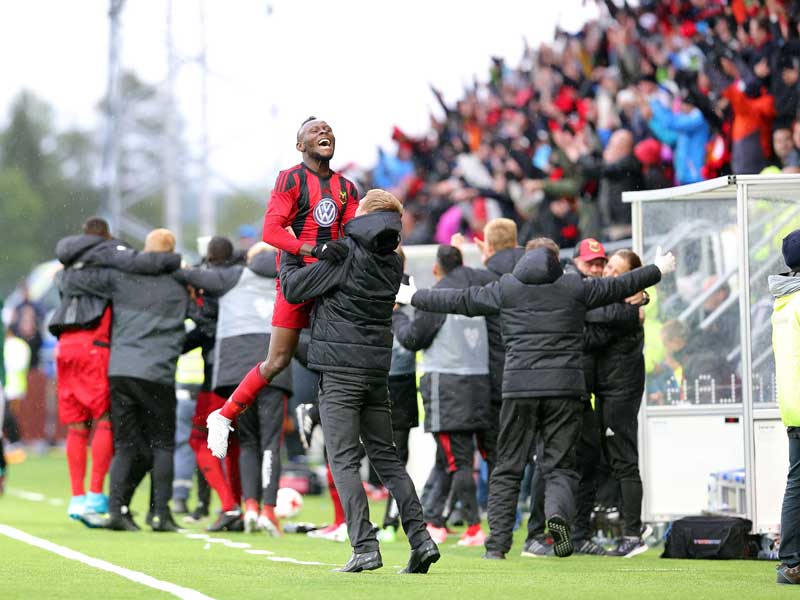 Der Underdog macht's! Östersund feiert seinen Überraschungssieg gegen Galatasaray.
