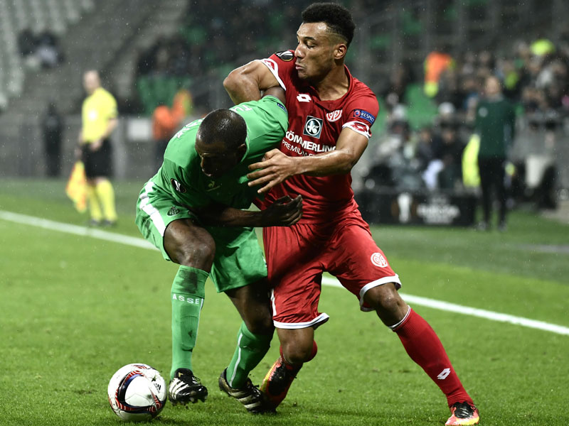 Abnutzungskampf: Der Mainzer Karim Onisiwo (re.) bearbeitet Kevin Theophile-Catherine.