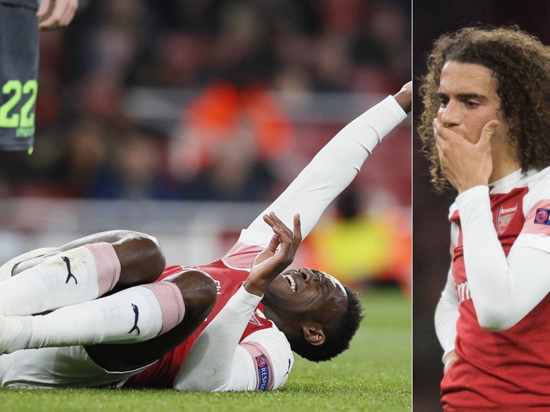 Schock in der 25. Minute: Danny Welbeck verletzt am Boden, Matteo Guendouzi (r.) erschrocken.