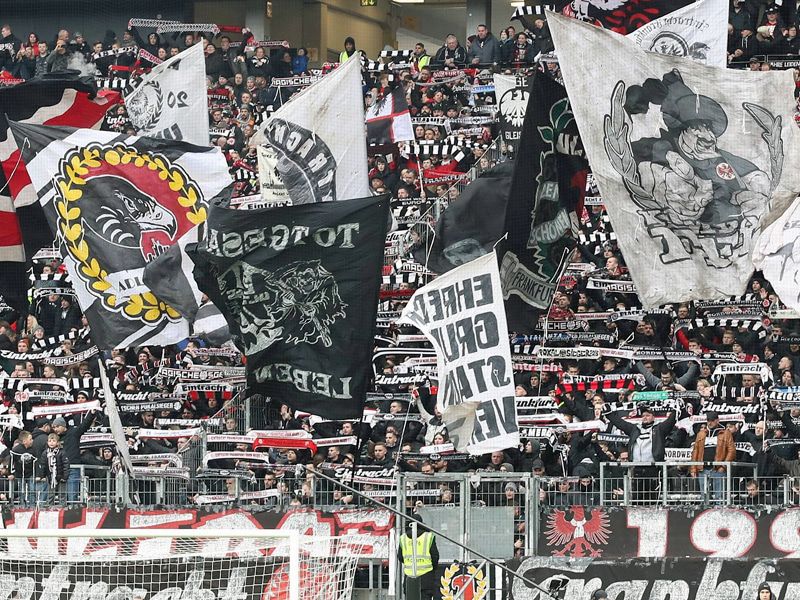 Einige der Frankfurter Fans - hier gegen Nürnberg - sind in Mailand weit über das Ziel hinausgeschossen.