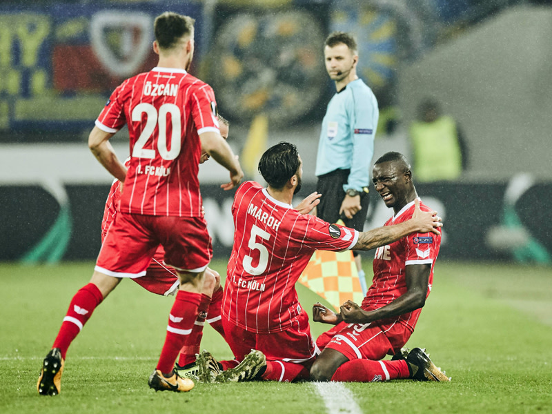 Kölner Jubel: Sehrou Guirassy (re.) bejubelt sein zwischenzeitliches 3:2 mit seinen Teamkollegen.