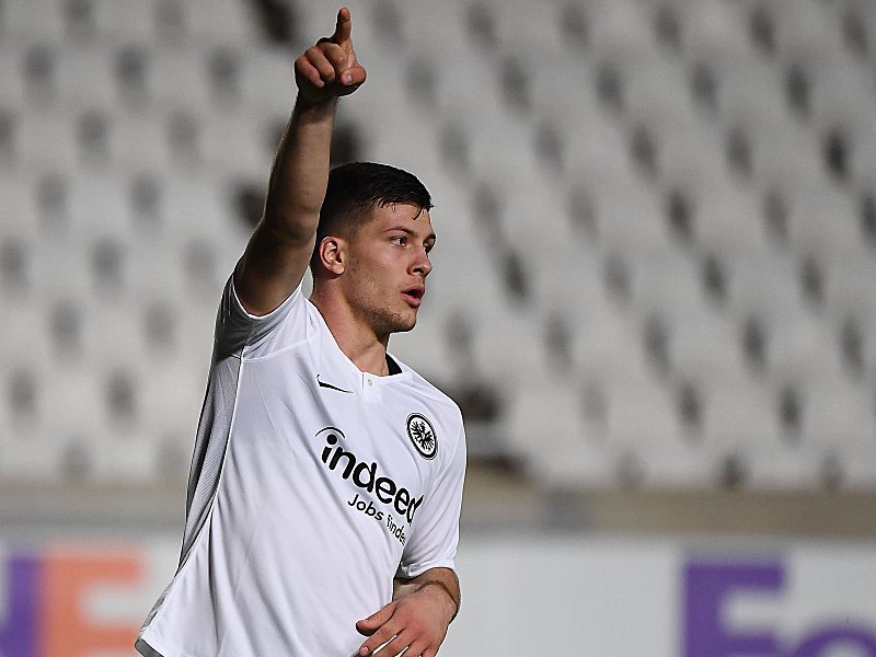 Fingerzeig: Luka Jovic bejubelt sein soeben erzieltes 1:0.