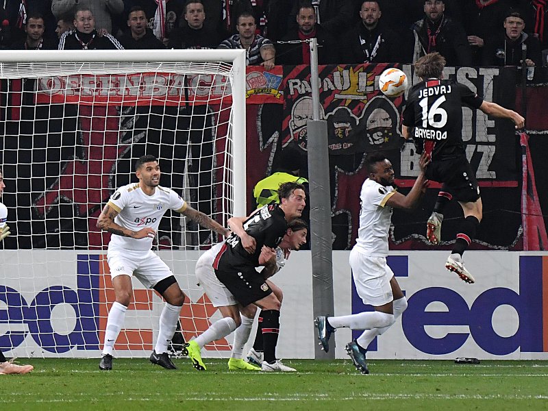 Der Bann ist gebrochen: Tin Jedvaj (r.) köpft zum 1:0 ein.