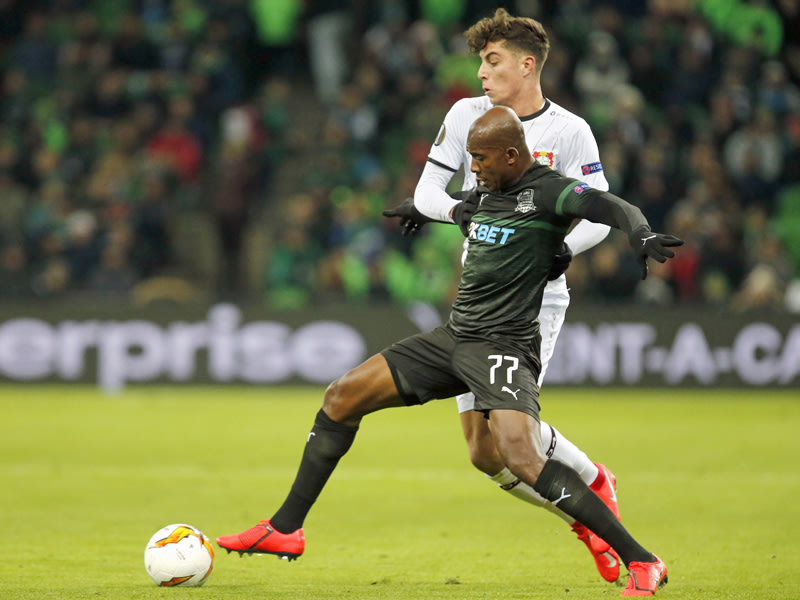 Umkämpftes Duell in Krasnodar: Kai Havertz (hinten) greift Charles Kaboré an.
