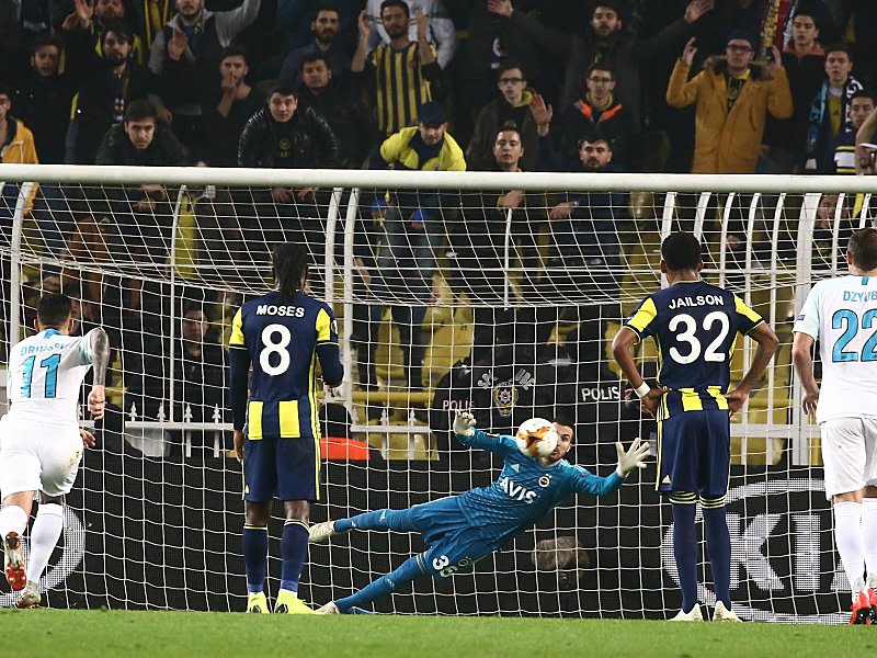 Fener-Keeper Harum pariert den Elfmeter von Zenits Mak (nicht im Bild).