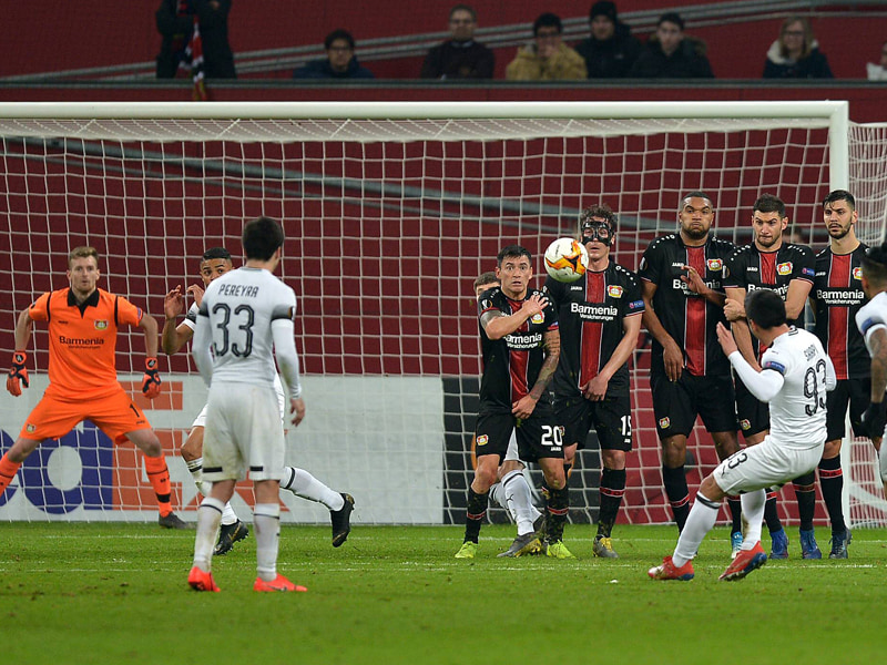 Über die Mauer ins Achtelfinale: Shapi Suleymanov (re.) trifft per Freistoß zum 0:1.