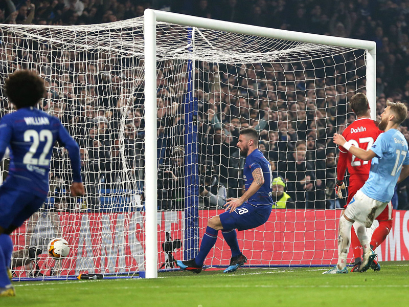 Willian hatte geflankt, Olivier Giroud schiebt den Ball über die Linie - 1:0.