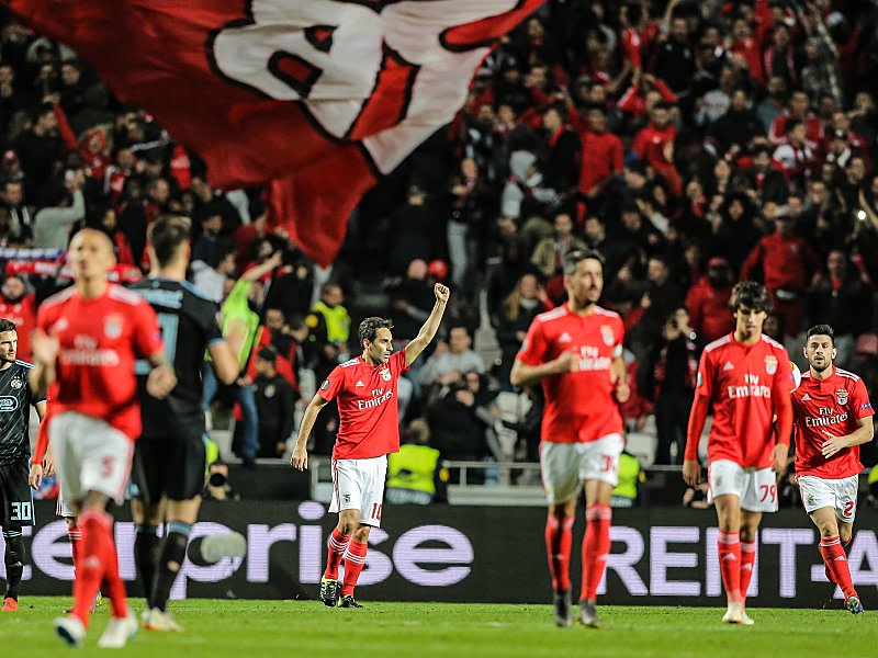 Arm hoch: Jonas (Mi.) brachte Benfica gegen Zagreb auf Kurs.