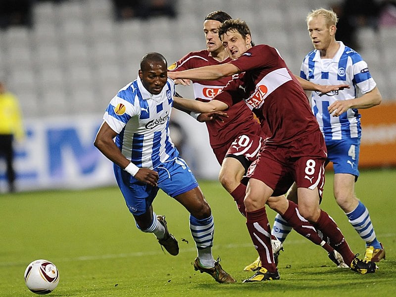 Die Stuttgarter Kuzmanovic und Gentner gegen die Dänen Djemba-Djemba und Andreasen von Odense