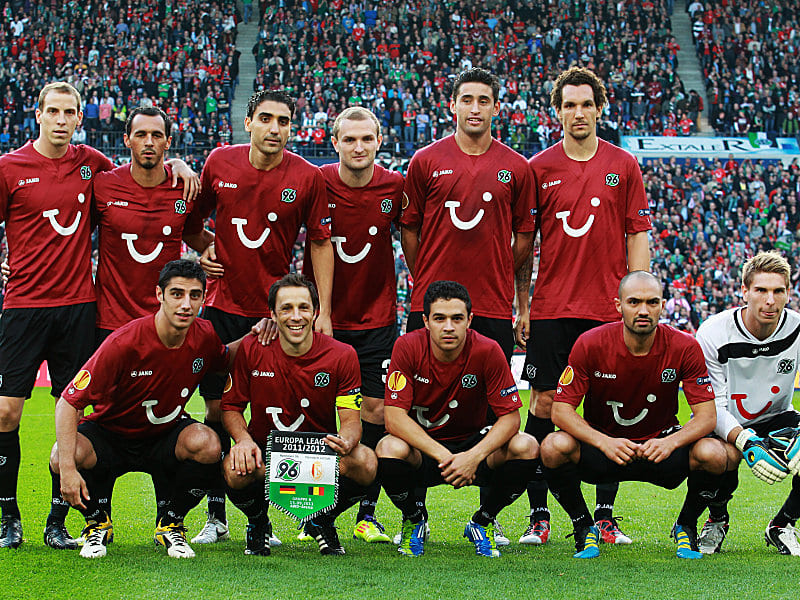 Die Mannschaft, die bei Hannovers Rückkehr auf die große europäische Bühne auflaufen durfte. Schlaudraff, Pinto, Abdellaoue, Rausch, Haggui, Pogatetz (obere Reihe v. li.), Stindl, Cherundulo, Schmiedebach, Chahed, Zieler (untere Reihe, v. li.).
