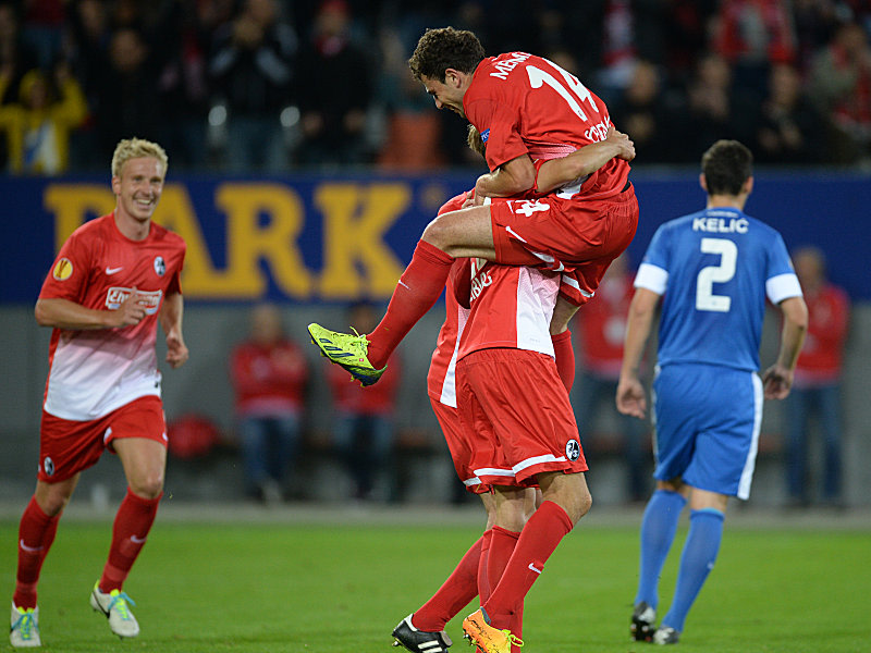 Jubelsprung: Die Freiburger Hanke und Mehmedi (re.) bejubeln ein Tor des Sportclubs.