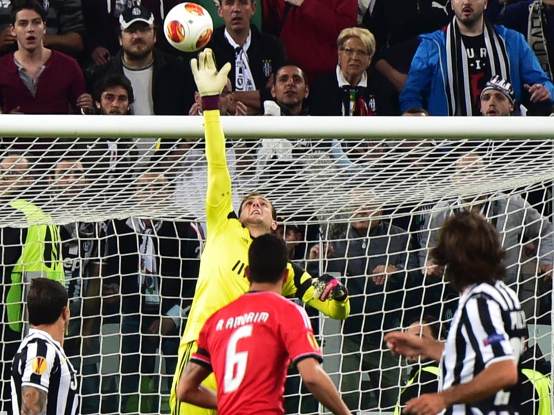 Jan Oblak (hinten), Andrea Pirlo (re.)