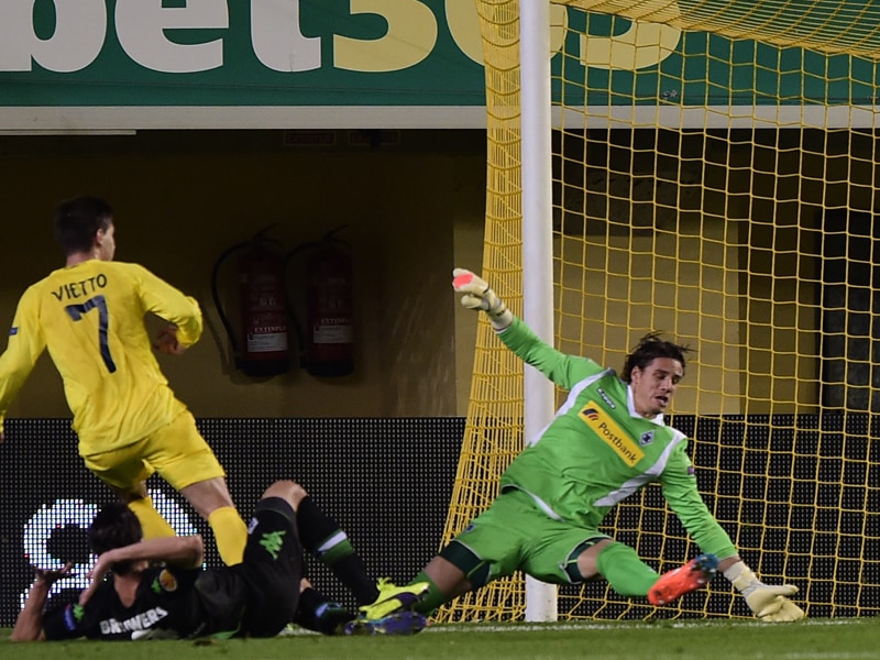 Luciano Vietto (li.), Roel Brouwers (am Boden), Yann Sommer
