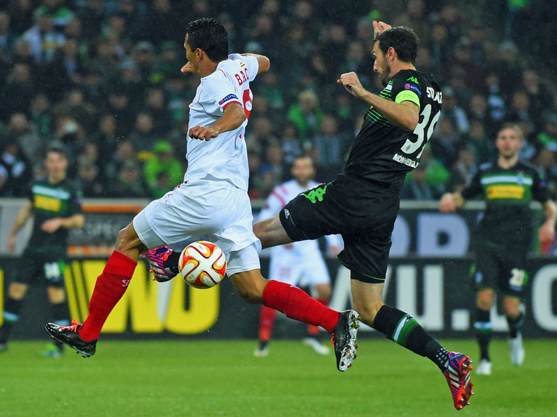 Bacca (li.) und Stranzl im Duell: Der Gladbacher Kapitän ist zuletzt dran - 0:1.