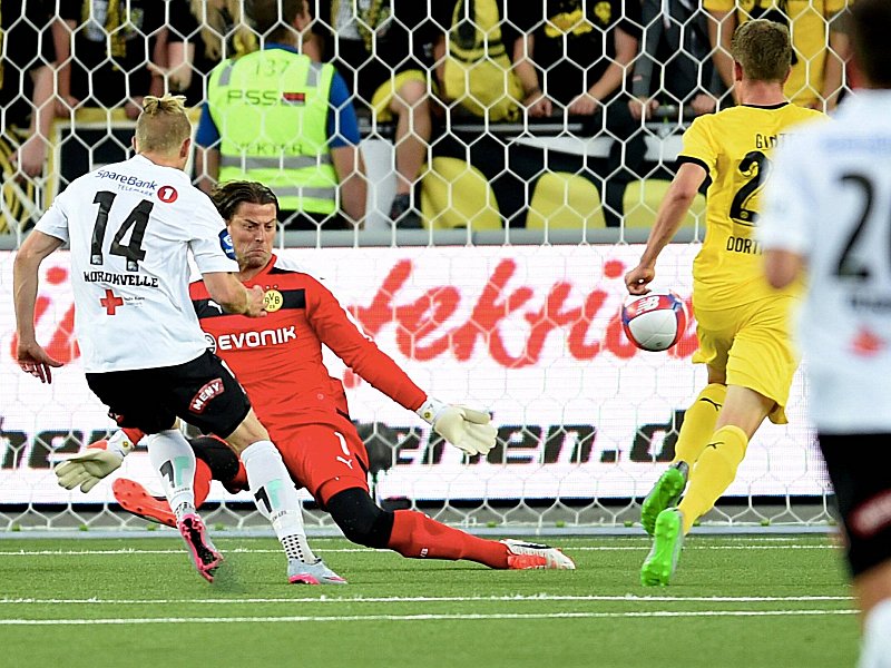 Das 2:0: Fredrik Nordkvelle (li.) überwindet Torhüter Roman Weidenfeller.