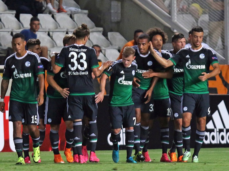 Die Spieler von Schalke 04 bejubeln den Treffer zum 1:0.