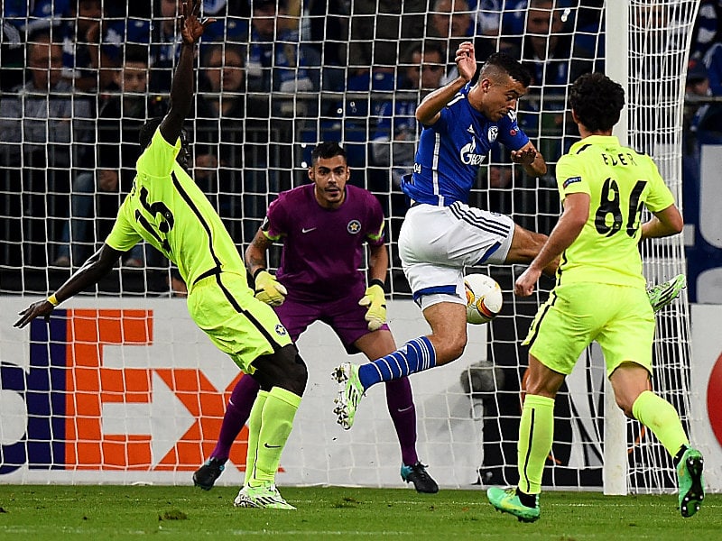 Der Führungstreffer: Franco di Santo nimmt zum 1:0 (Mi.) ab.