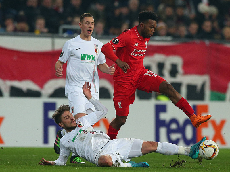 Mit vollem Einsatz dabei: Augsburgs Stafylidis (liegend) mit einem starken Tackling gegen Liverpools Sturridge (re.).