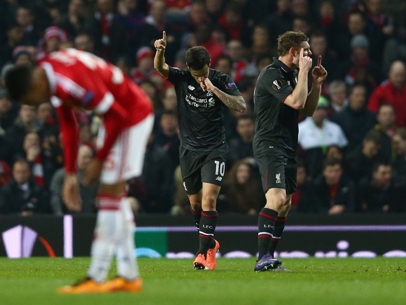 Coutinho (mi.) jubelt nach seinem Treffer zum 1:1 - Lingard (li.) kann es nicht fassen.
