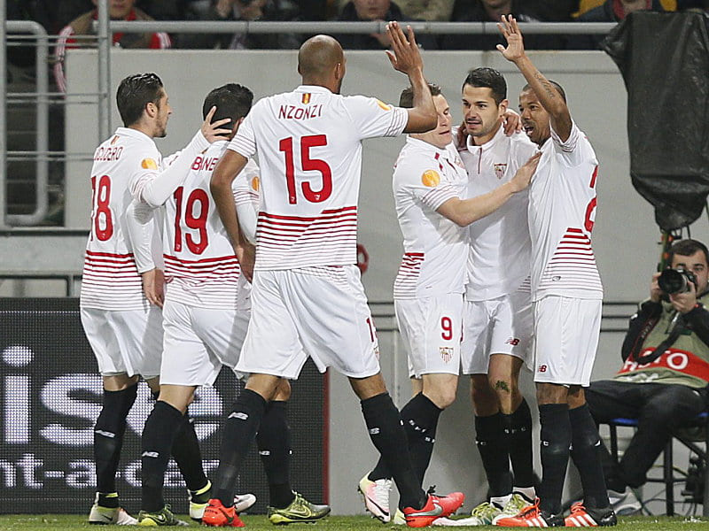 Jubel über das Auswärtstor: Der FC Sevilla und Schütze Vitolo (2.v.r.).
