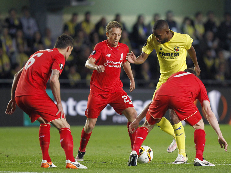 Kein Durchkommen für die Offensive: Bakambu (2.v.r.) sieht sich drei gegnerischen Verteidigern gegenüber.