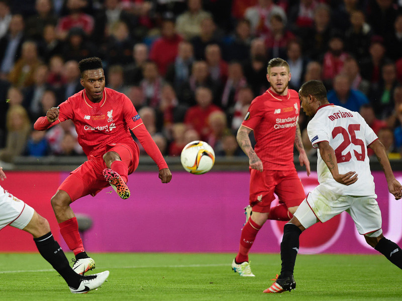 Mit dem Außenrist ins Glück: Sturridge (li.) trifft zum zwischenzeitlichen 1:0.