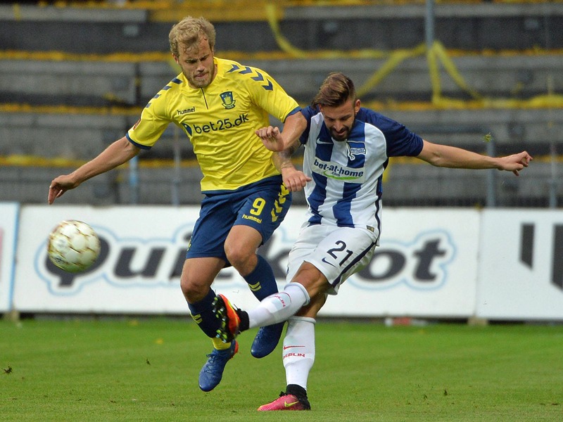 Teemu Pukki (li., hier gegen Herthas Marvin Plattenhardt) schoss Bröndby in die nächste Runde.