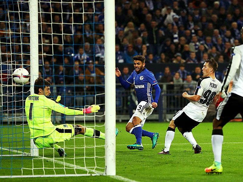 Effektiv: Junior Caicara (M.) nutzt die erste Schalker Chance zum 1:0.