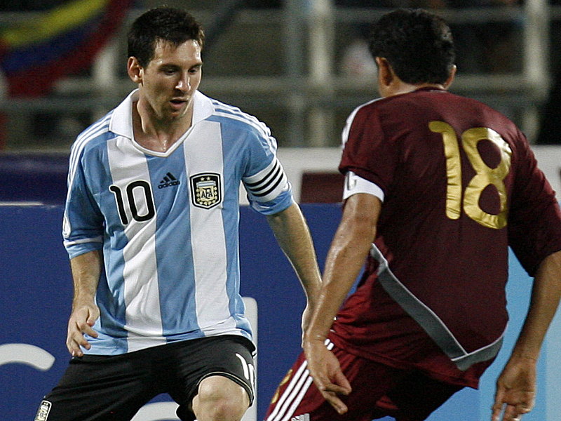 Der Weltfußballer sieht Weinrot: Lionel Messi im Duell mit Gladbachs Juan Arango (re.).